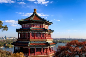 Chinesische Pagode vor der Skyline Pekings