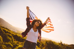 Frau hält die amerikanische Flagge