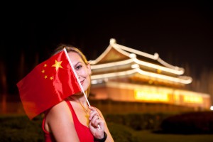 Eine Frau mit chinesischer Flagge